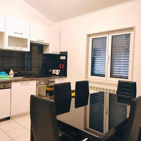 Kastel Stafilic Comfortable - Three Bedroom With Terrace 아파트