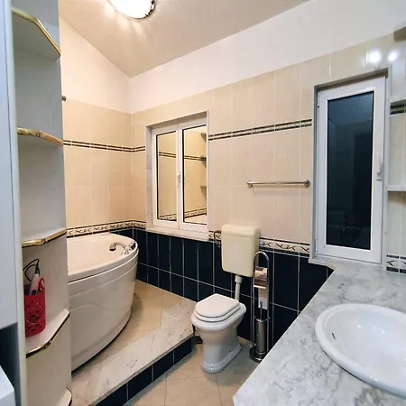 아파트 Kastel Stafilic Comfortable - Three Bedroom With Terrace