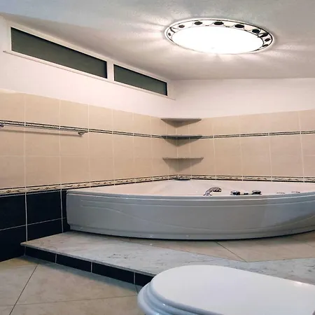 아파트 Kastel Stafilic Comfortable - Three Bedroom With Terrace *
